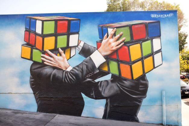 two-people-grabbing-each-others-head-made-of-rubix-cube